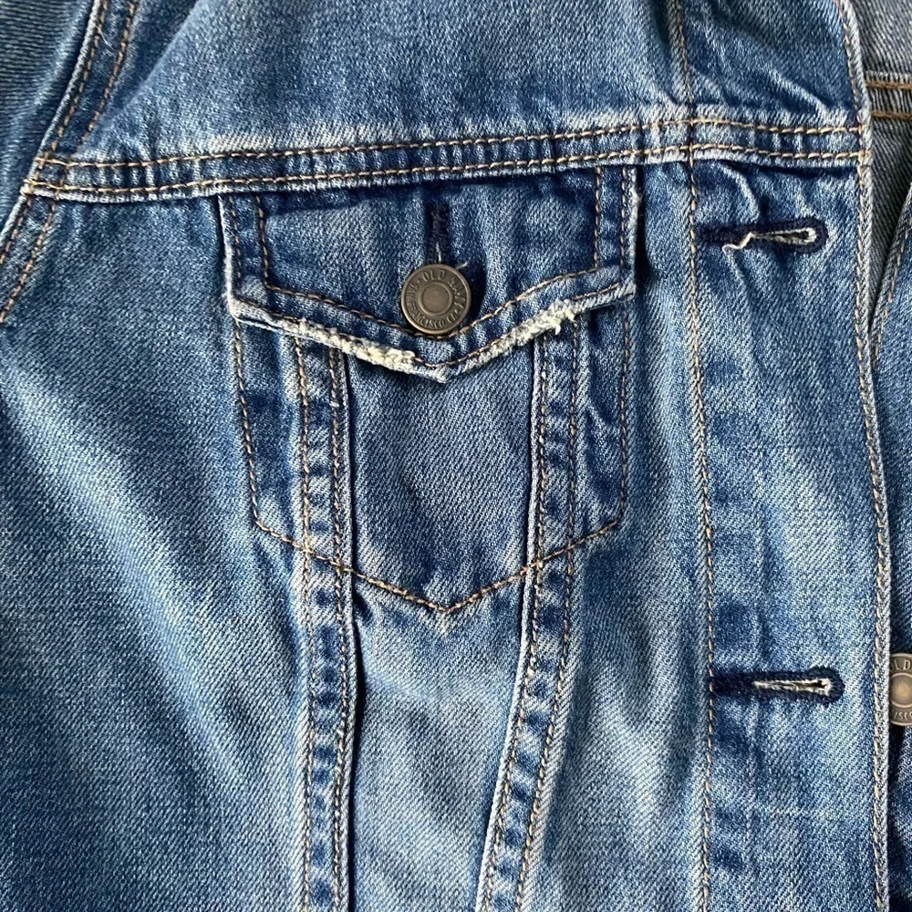 NWT - Classic Distress Jean Jacket for Women, Size Medium - Picture 10 of 10